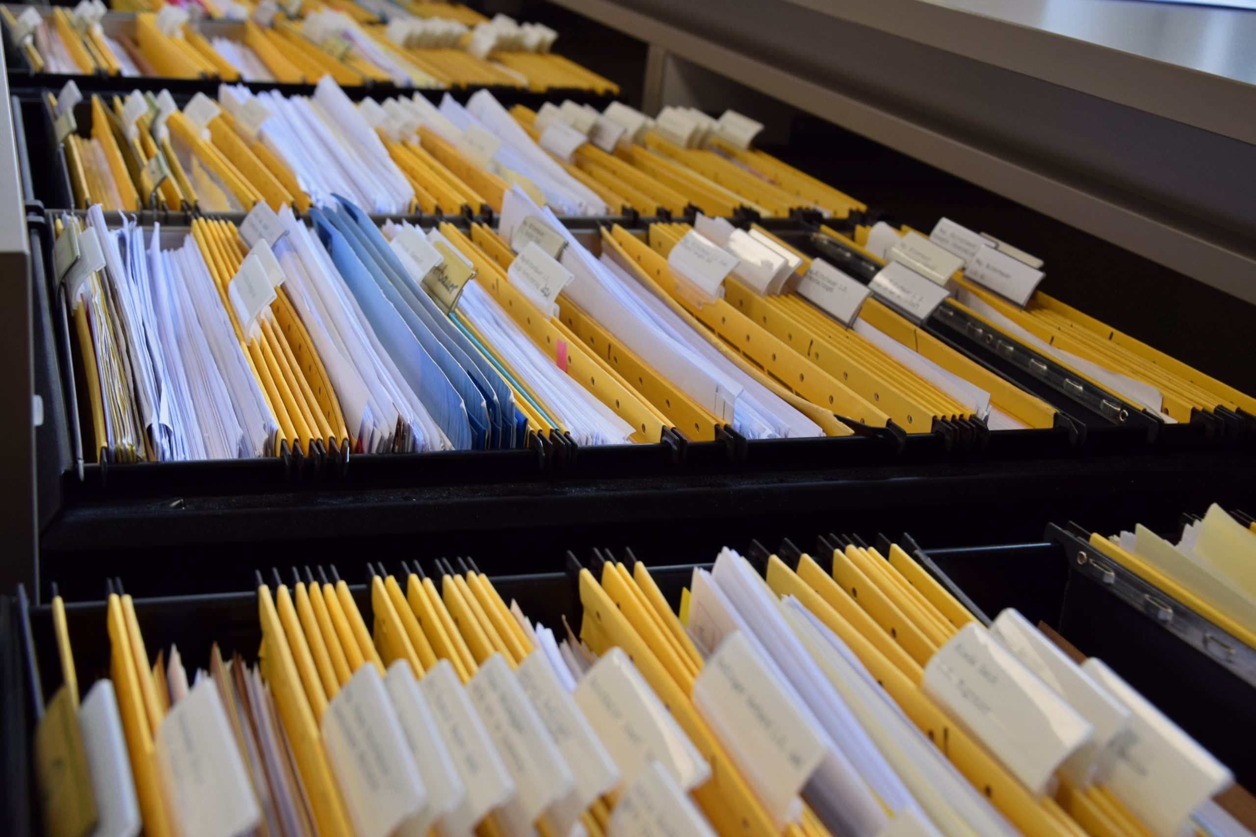 Aktenordner und Hängeregister