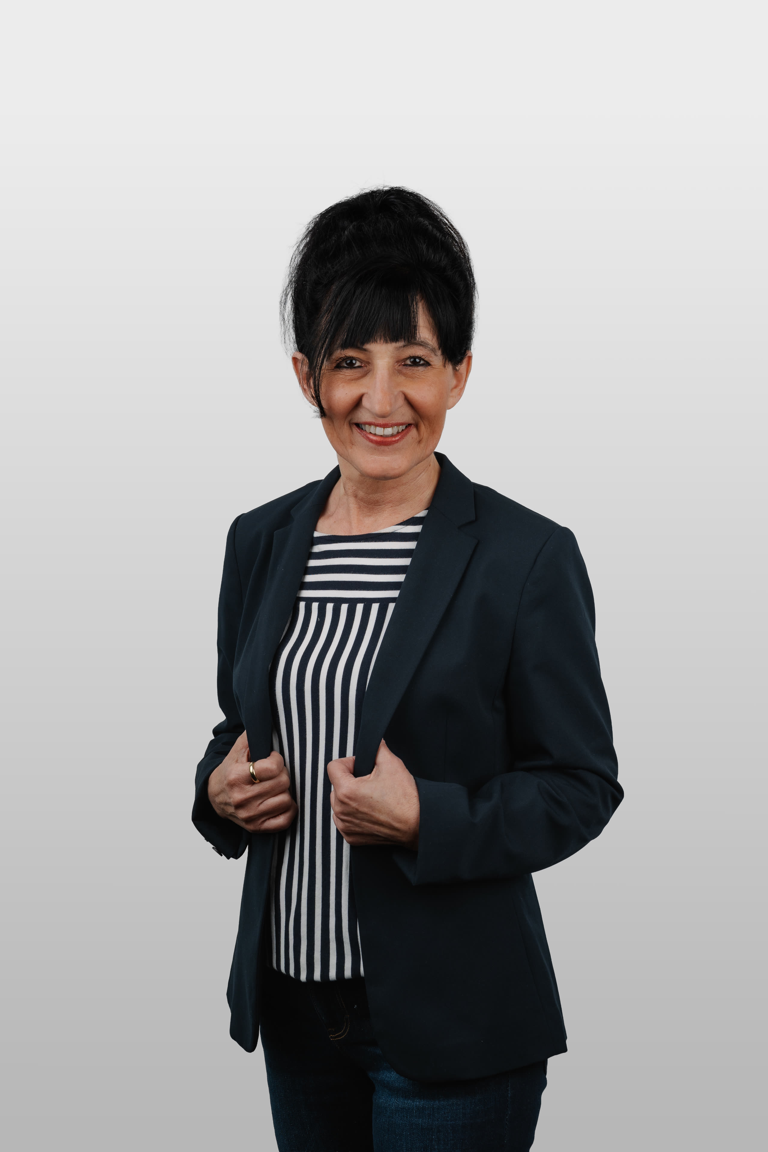 Porträt von Andrea Aschbacher