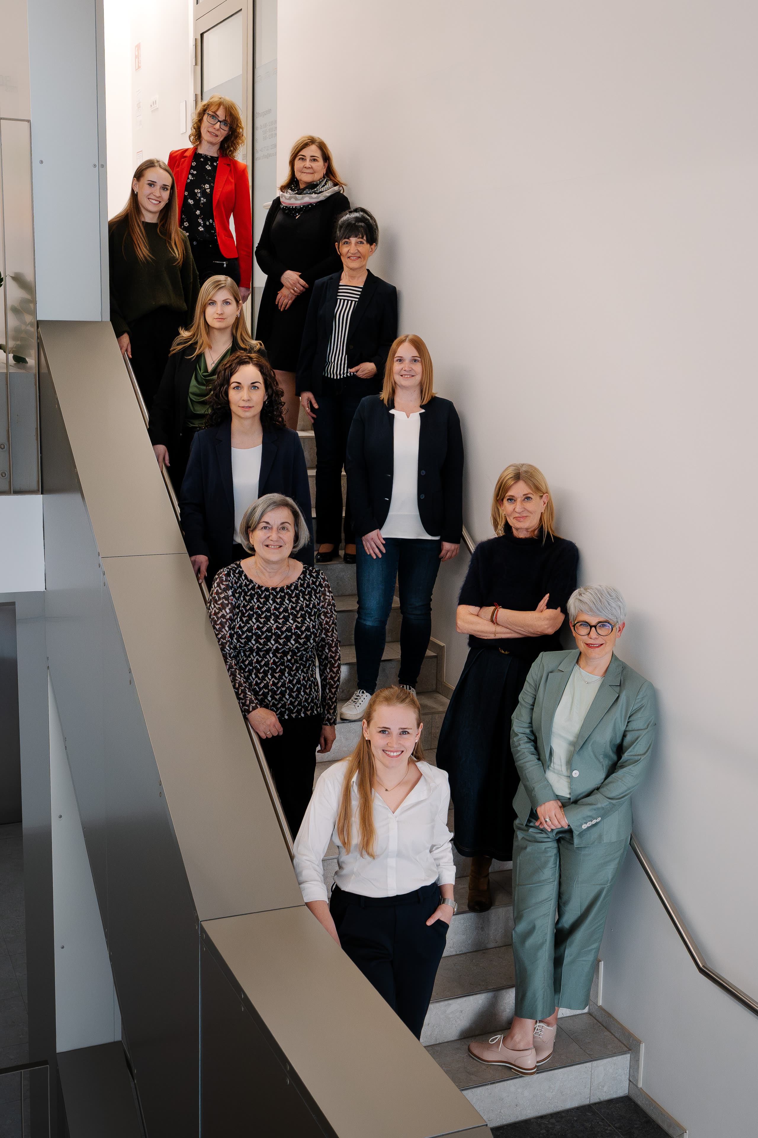 Teamfoto im Gang des Standorts Braunau