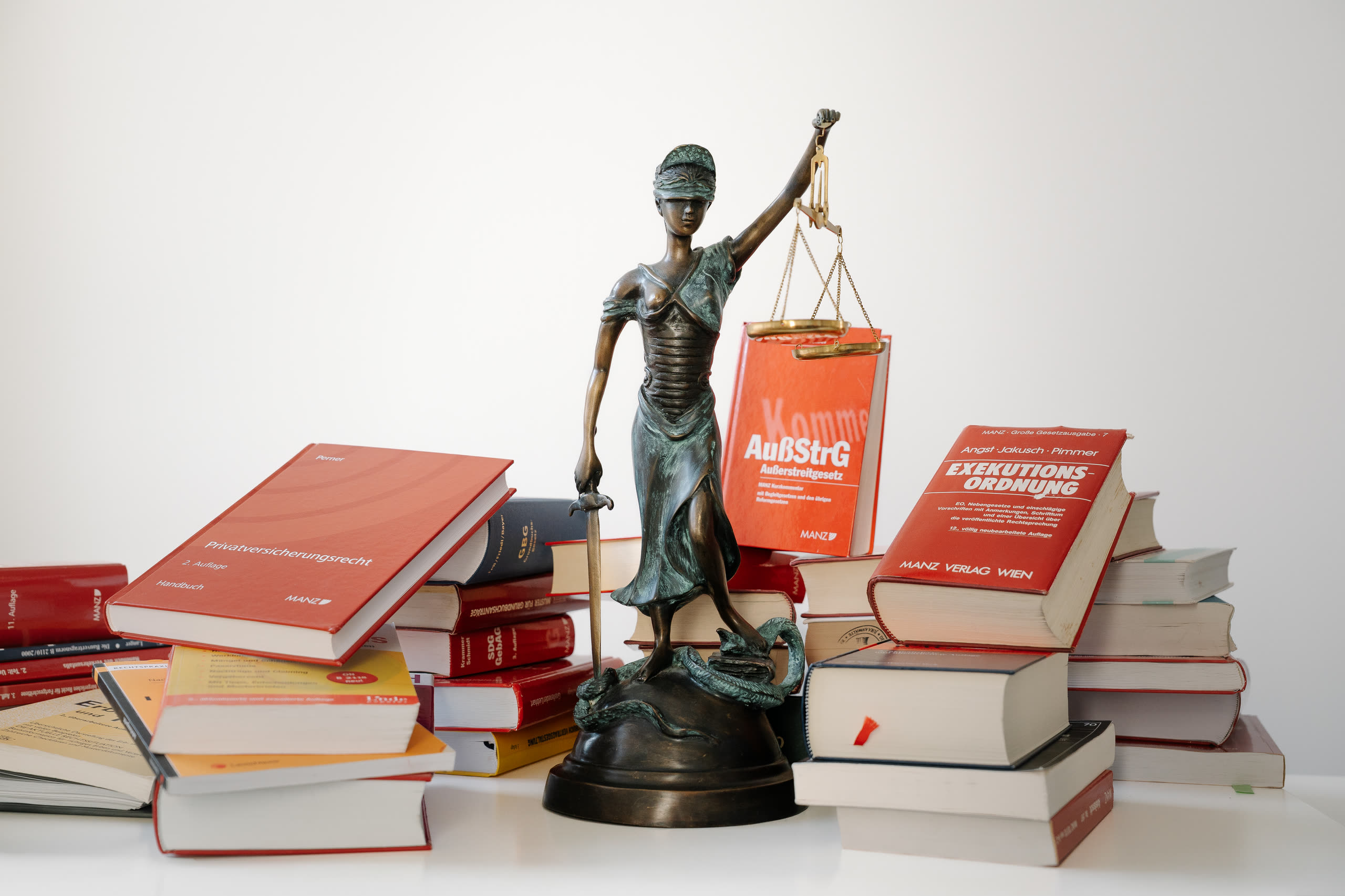 Justitia-Statue mit Gesetzbüchern
