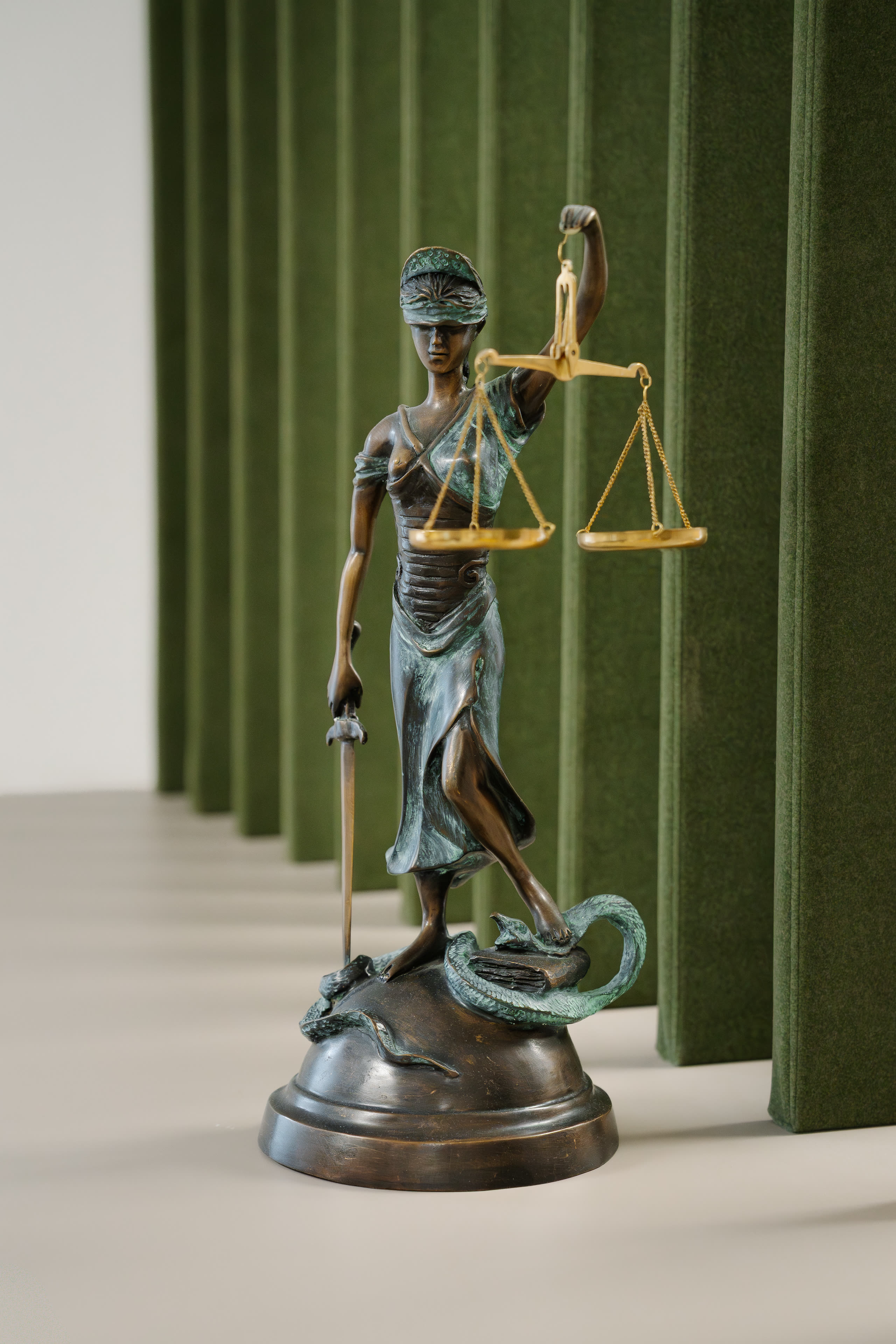 Justitia-Statue in Nahaufnahme in der Kanzlei