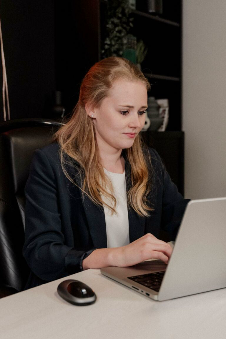 Frau arbeitet am Laptop