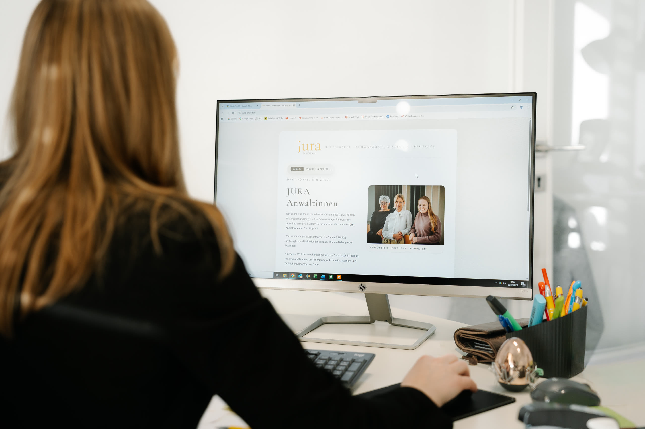 Monitor mit Dokumentenansicht in der Kanzlei